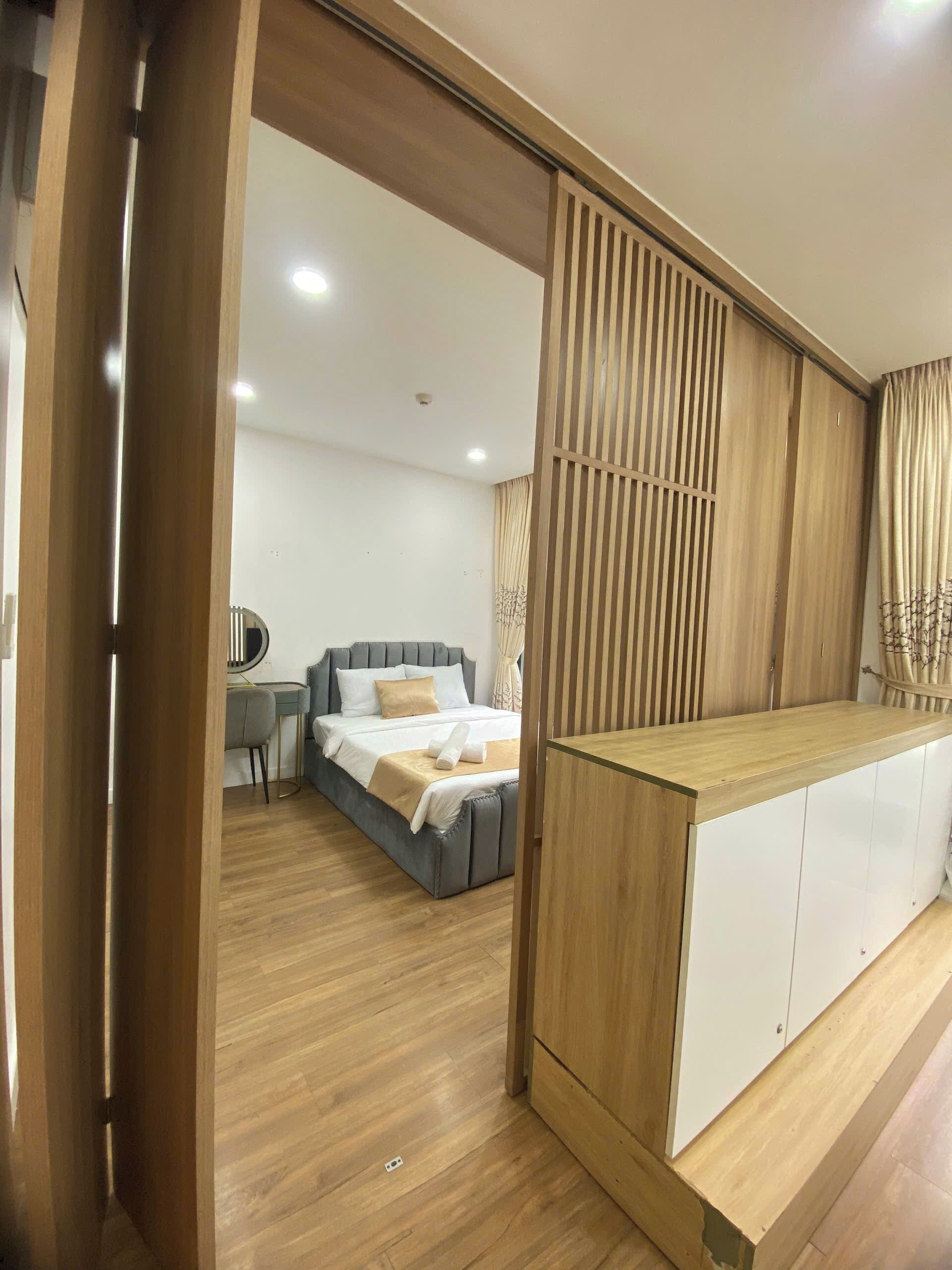 房內夾萬、書桌、手提電腦工作空間、遮光窗簾/窗簾