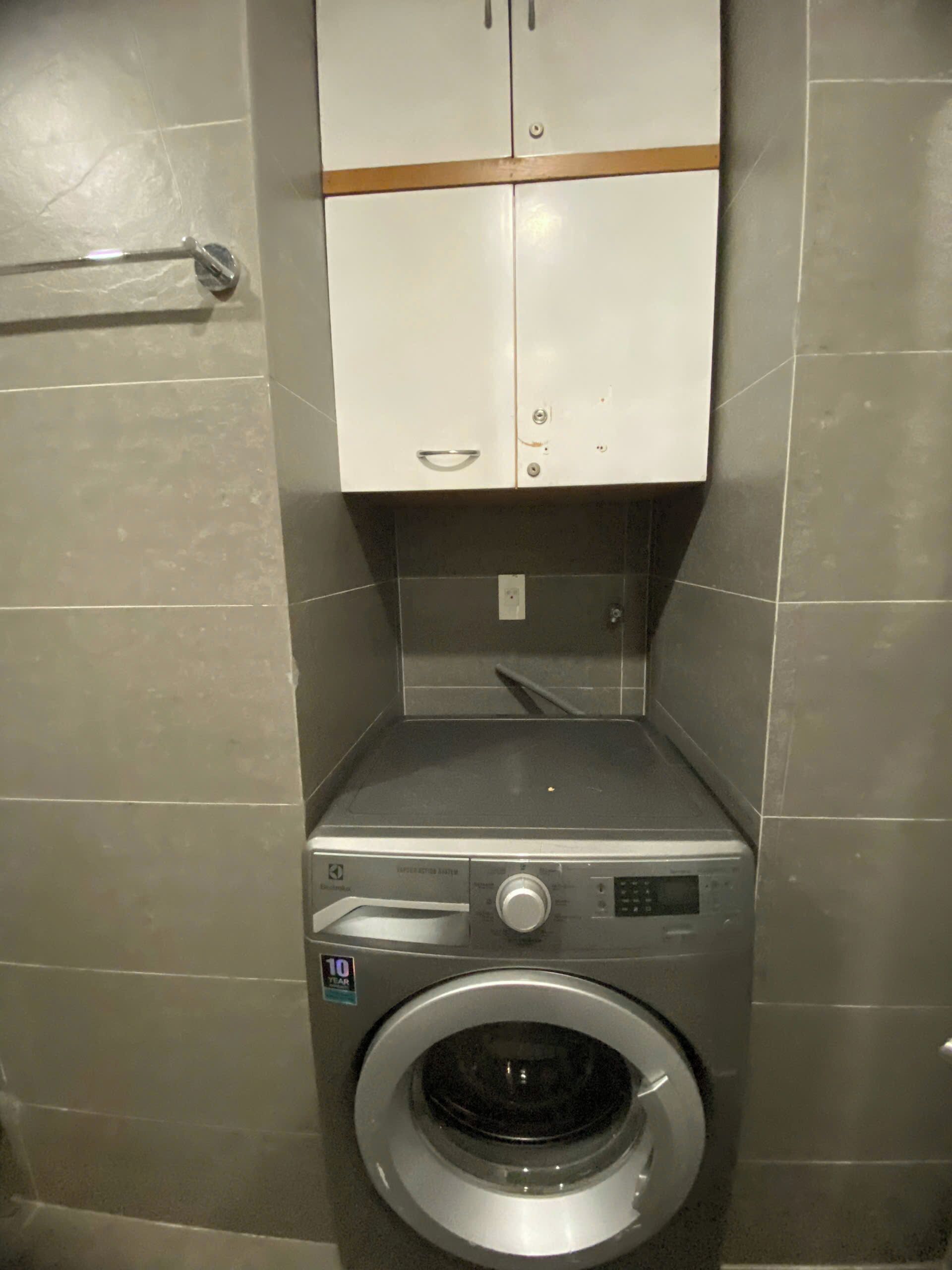 房內夾萬、書桌、手提電腦工作空間、遮光窗簾/窗簾