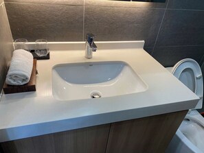 Egyptian cotton sheets, premium bedding, down comforters - Elite Luxstay Lumier Riverside Residence (An Khanh)