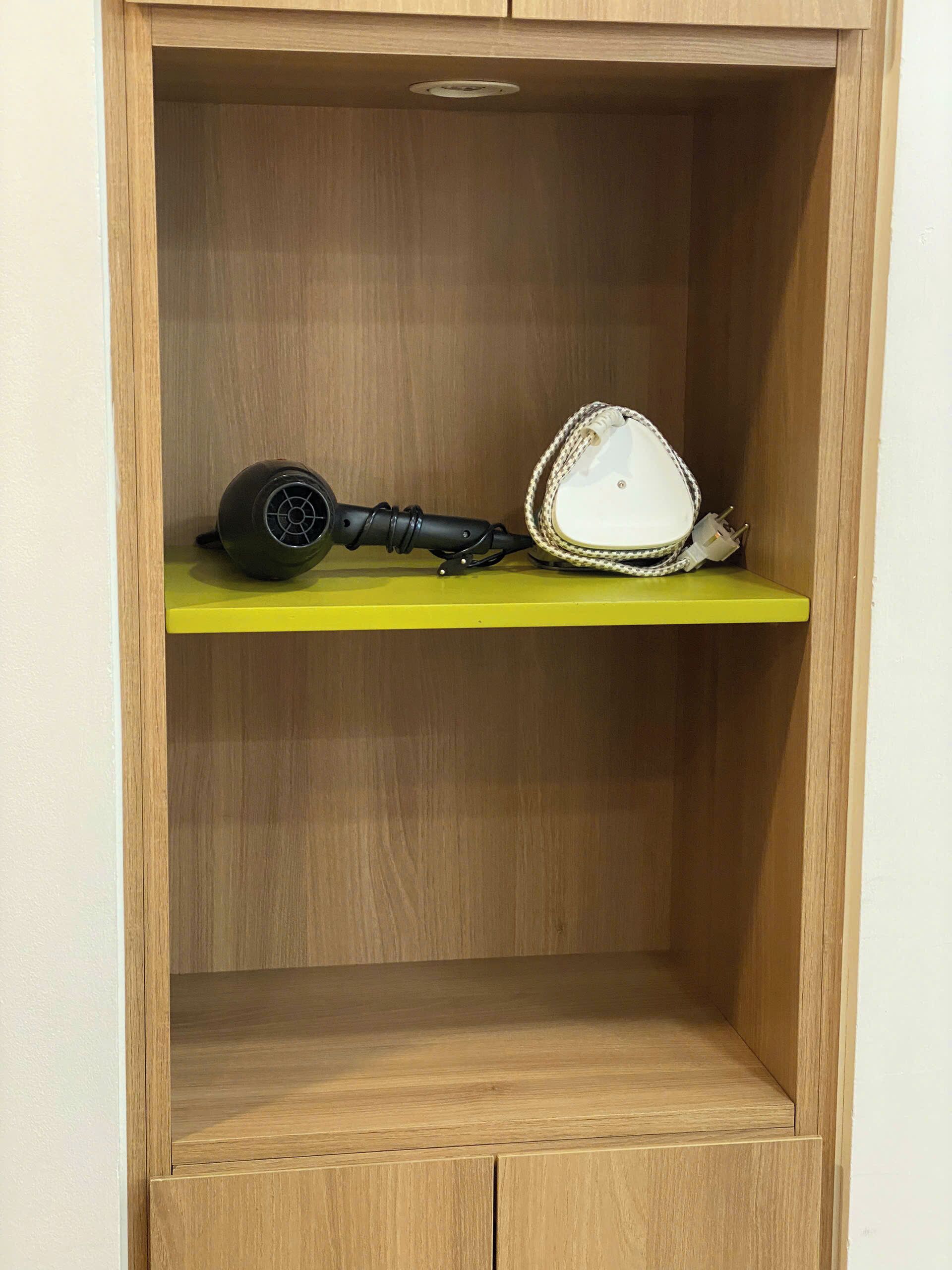 房內夾萬、書桌、手提電腦工作空間、遮光窗簾/窗簾