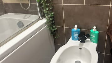 Vasca idromassaggio, asciugacapelli, bidet, asciugamani