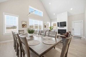Dining - The Owl's Nest Retreat at North Lake (Thornton)
