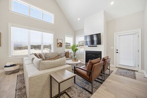 TV, fireplace, offices - The Owl's Nest Retreat at North Lake (Thornton)