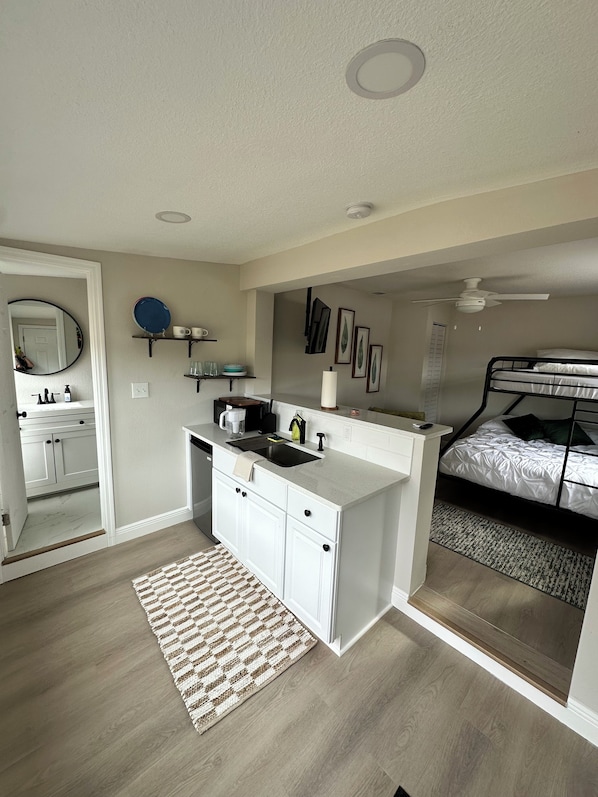 Free WiFi, bed sheets - Cozy 1-bedroom studio in gorgeous St. Petersburg with AC (St. Petersburg)