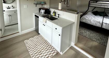 Cozy 1-bedroom studio in gorgeous St. Petersburg with AC