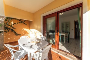 Apartment, 1 Bedroom, Balcony | Tempat makan luar