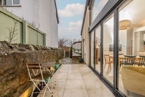 Outdoor dining - Tylosand, Allan Place (No 8) (Elie)
