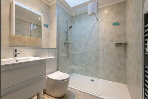 Shower, hair dryer, towels, soap - Tylosand, Allan Place (No 8) (Elie)