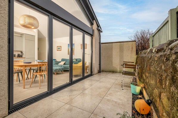 Outdoor dining - Tylosand, Allan Place (No 8) (Elie)