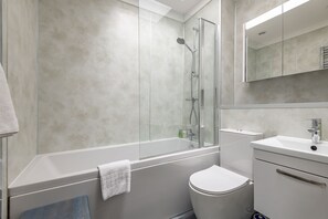 Shower, hair dryer, towels, soap - Tylosand, Allan Place (No 8) (Elie)
