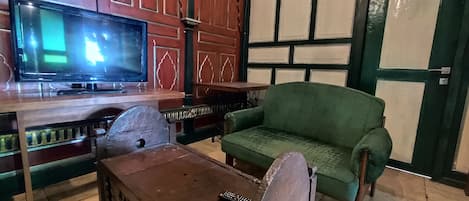 Family Double Room | Living area