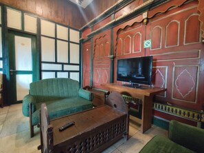 Family Double Room | Living area