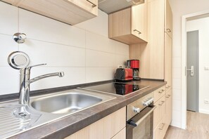Wasserkocher mit Kaffee-/Teezubehör, Kühlschrank, Ofen, Herdplatte