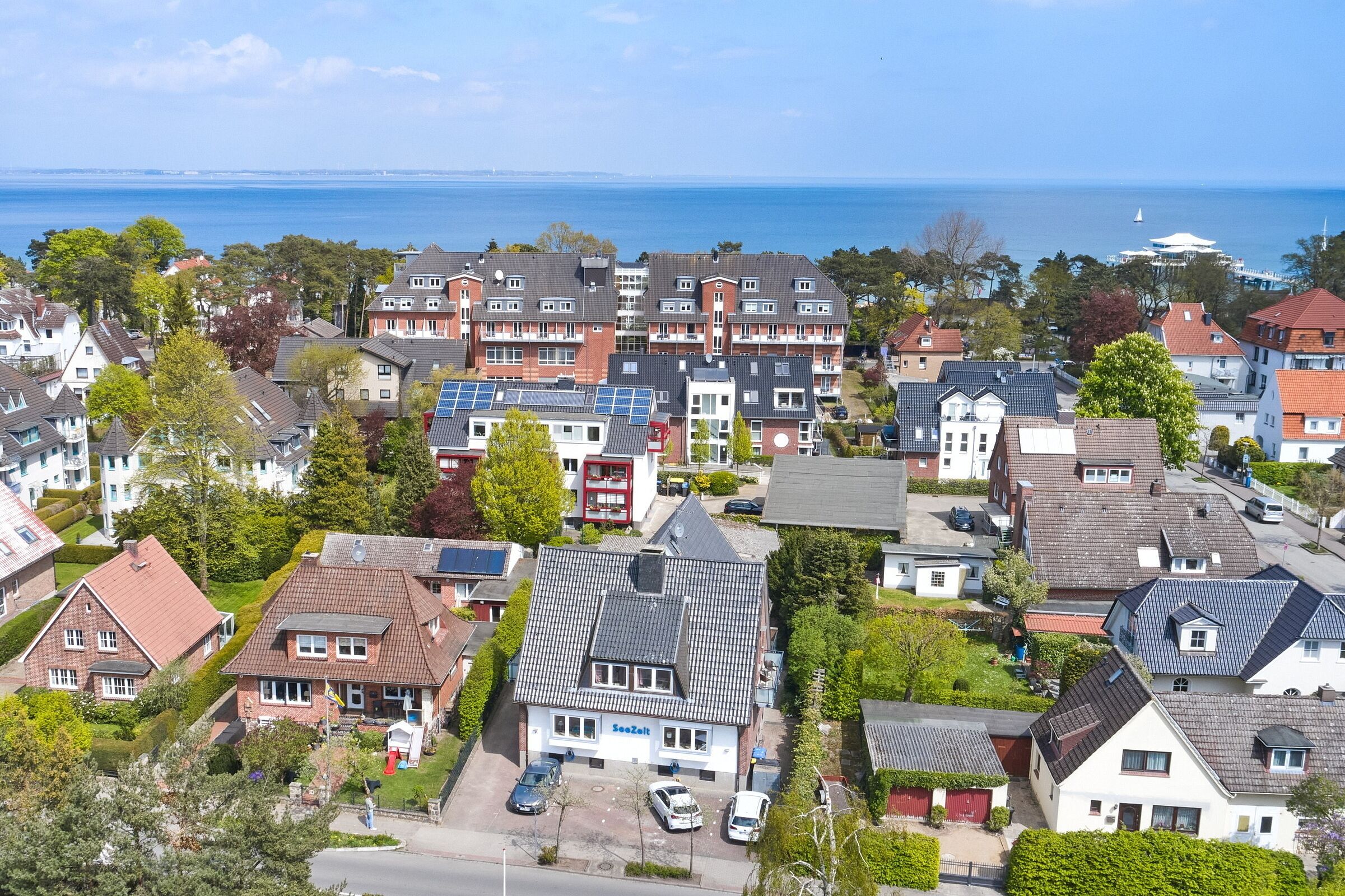 A residential area with houses, a visible 'SeaZelt' building, and a view of the sea.