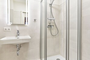Shower, hair dryer - House SeeZeit, Apartment 04 (Timmendorfer Strand)