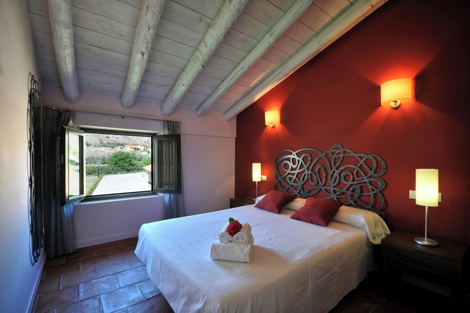 Familieleilighet, 2 soverom, privat bad, byutsikt | Skrivebord for bærbar PC, blendingsgardiner og strykejern/-brett