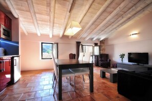 Family Apartment, 2 Bedrooms, Private Bathroom, City View | Laptop workspace, blackout curtains, iron/ironing board, free WiFi - LA CASA GRANDE DE ALBARRACÍN (Albarracín)