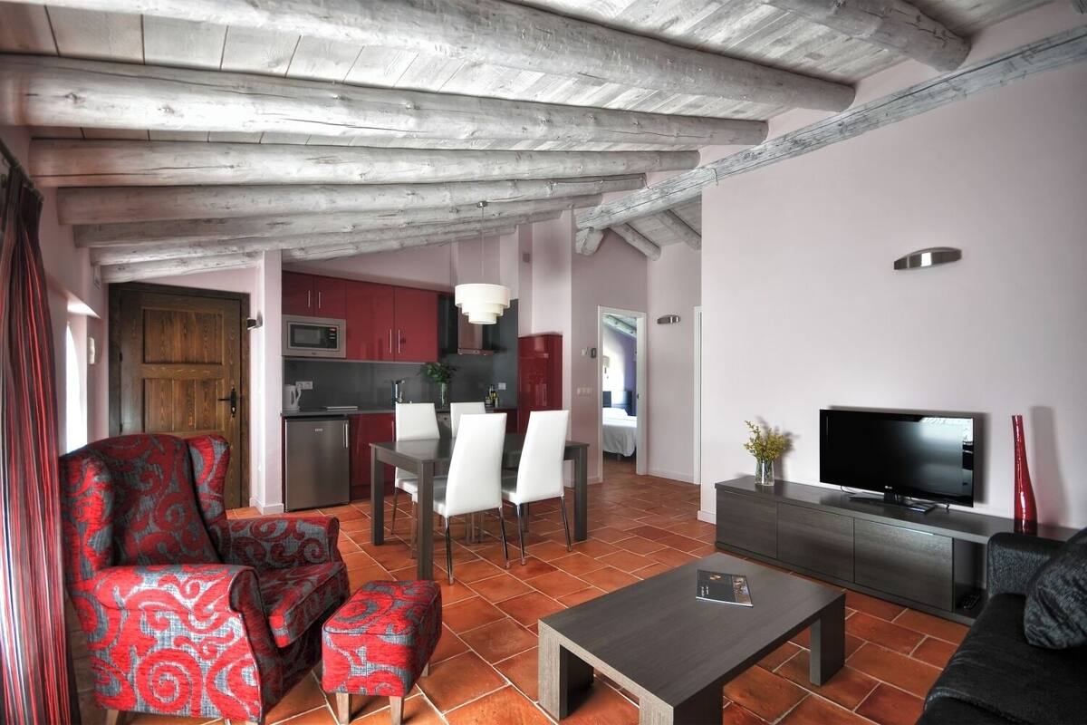 Apartamento família, 2 quartos, banheiro privativo, vista para a cidade | Cozinha privada | Cafeteira/chaleira, frigobar, micro-ondas, cooktop