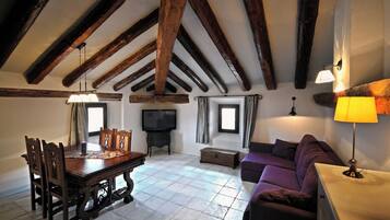 Deluxe Apartment, City View | Ruang kerja komputer riba, langsir/tirai gelap terus