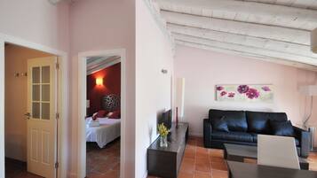 Familieleilighet, 2 soverom, privat bad, byutsikt | Skrivebord for bærbar PC, blendingsgardiner og strykejern/-brett