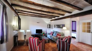 Family Apartment, 2 Bedrooms, Private Bathroom, City View | Ruang kerja komputer riba, langsir/tirai gelap terus