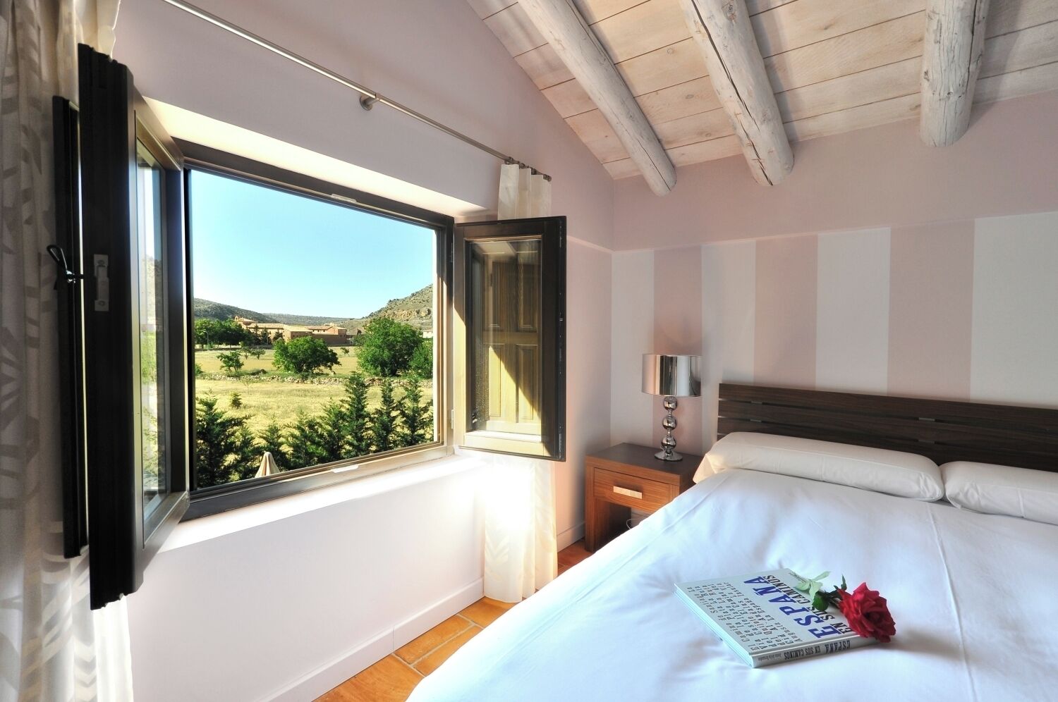 شقة عائلية - غرفتا نوم - بحمام خاص - منظر للمدينة | مساحة عمل للكمبيوتر المحمول وستائر تعتيم ومكواة/لوح كي وواي فاي مجانًا