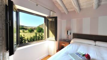 مساحة عمل للكمبيوتر المحمول وستائر تعتيم ومكواة/لوح كي وواي فاي مجانًا