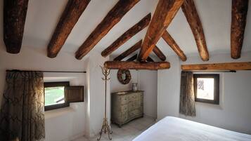 Leilighet – deluxe, byutsikt | Skrivebord for bærbar PC, blendingsgardiner og strykejern/-brett