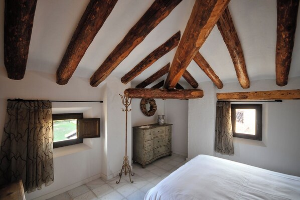 Lägenhet Deluxe - utsikt mot staden | Arbetsyta för laptop, mörkläggningsgardiner och strykjärn/strykbräda