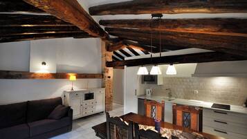 Leilighet – deluxe, byutsikt | Eget kjøkken | Minikjøleskap, mikrobølgeovn, kokeplater og oppvaskmaskin