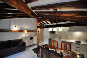 Departamento Deluxe, vista a la ciudad | Cocina privada | Frigobar, microondas, parrilla de estufa y lavavajillas 