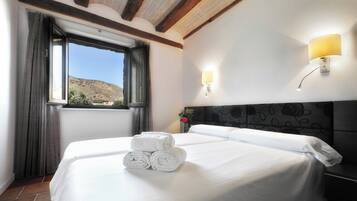 Căn hộ dành cho gia đình, 2 phòng ngủ, phòng tắm riêng, quang cảnh thành phố | Khu vực làm việc phù hợp cho laptop, màn/rèm cản sáng