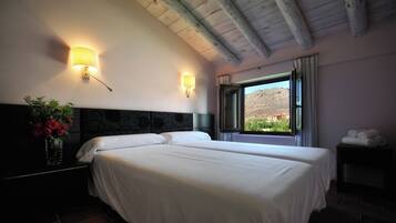 Căn hộ dành cho gia đình, 2 phòng ngủ, phòng tắm riêng, quang cảnh thành phố | Khu vực làm việc phù hợp cho laptop, màn/rèm cản sáng