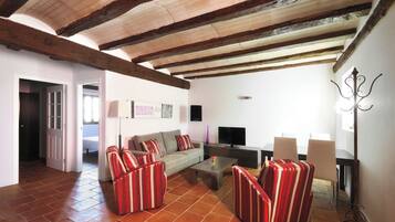 Căn hộ dành cho gia đình, 2 phòng ngủ, phòng tắm riêng, quang cảnh thành phố | Khu vực làm việc phù hợp cho laptop, màn/rèm cản sáng