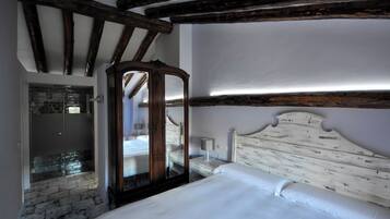 Deluxe Apartment, 1 Bedroom, City View | Ruang kerja komputer riba, langsir/tirai gelap terus