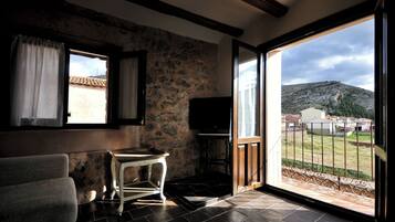 Leilighet – superior, balkong, byutsikt | Skrivebord for bærbar PC, blendingsgardiner og strykejern/-brett