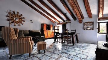 Leilighet – deluxe, 1 soverom, byutsikt | Skrivebord for bærbar PC, blendingsgardiner og strykejern/-brett