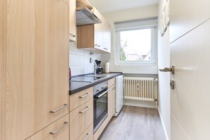 Coffee/tea maker, fridge, oven, stovetop - House SeeZeit, Apartment 05 (Timmendorfer Strand)