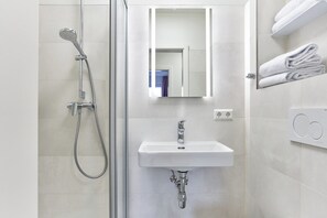 Shower, hair dryer - House SeeZeit, Apartment 07 (Timmendorfer Strand)