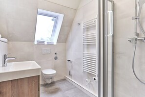 Shower, hair dryer - House SeeZeit, Apartment 08 (Timmendorfer Strand)