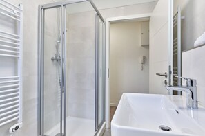 Douche, sèche-cheveux