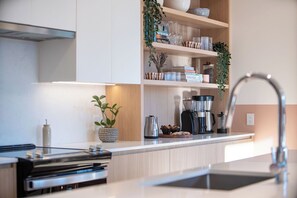 Refrigerador, microondas, horno, placa de cocina