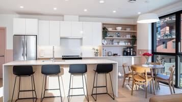 Kjøleskap, mikrobølgeovn, ovn og kokeplater