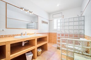 Hair dryer, towels, toilet paper - Villa in lámetlla de Mar (Sant Jordi d'Alfama)