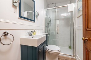 Shower, hair dryer, towels, soap - Rollo Villa | Lower Largo (Lower Largo)