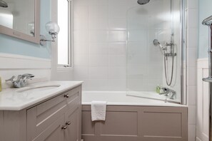 تجهيزات دش، مجففات شعر، مناشف، صابون