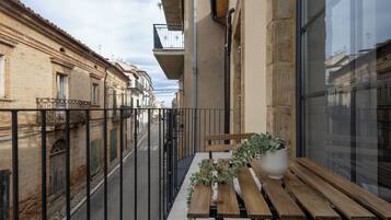 Deluxe-Doppelzimmer, Stadtblick | Schallisolierte Zimmer, Bügeleisen/Bügelbrett, kostenloses WLAN