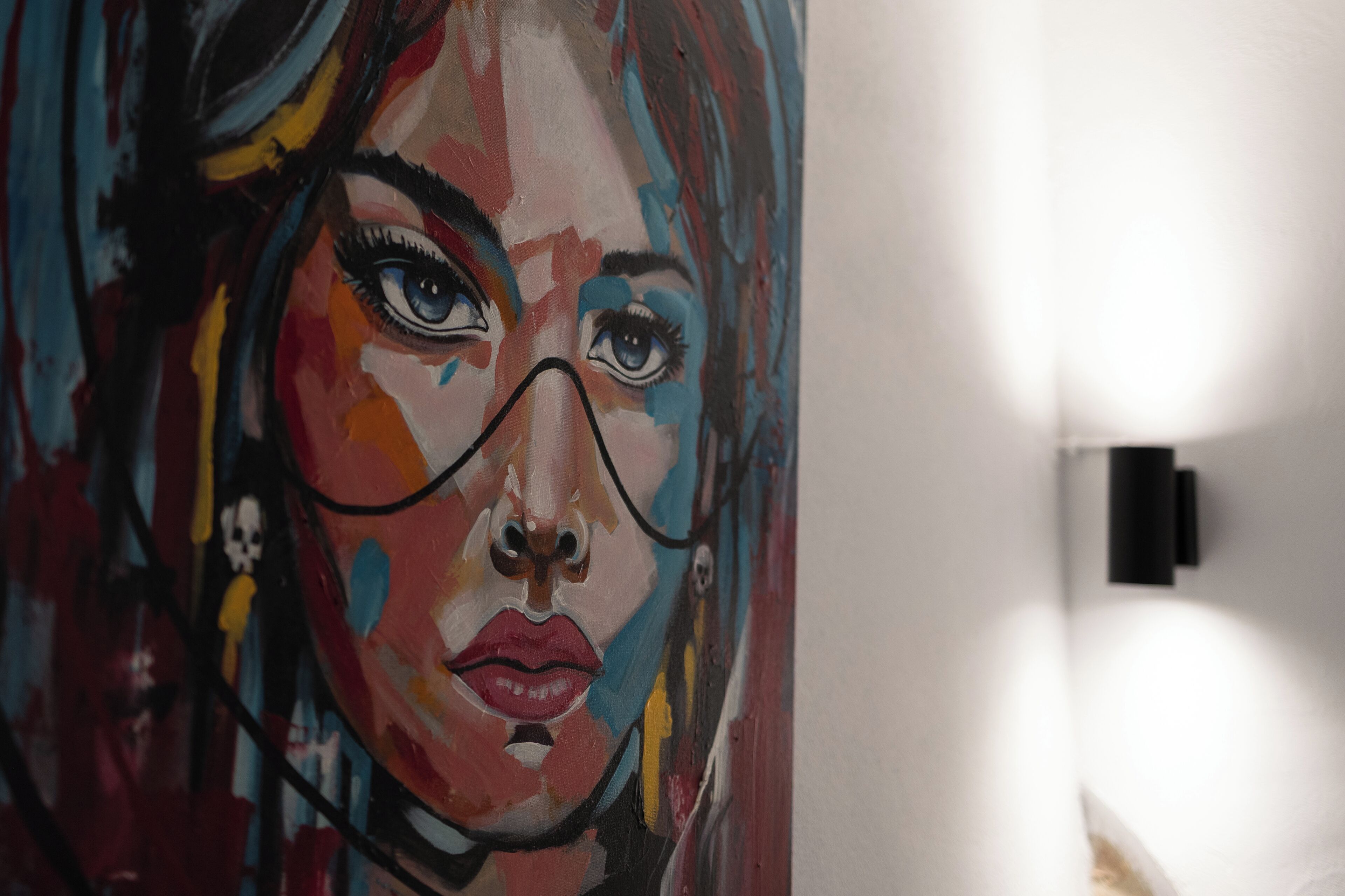 Un gros plan d’une peinture abstraite et colorée sur un mur.