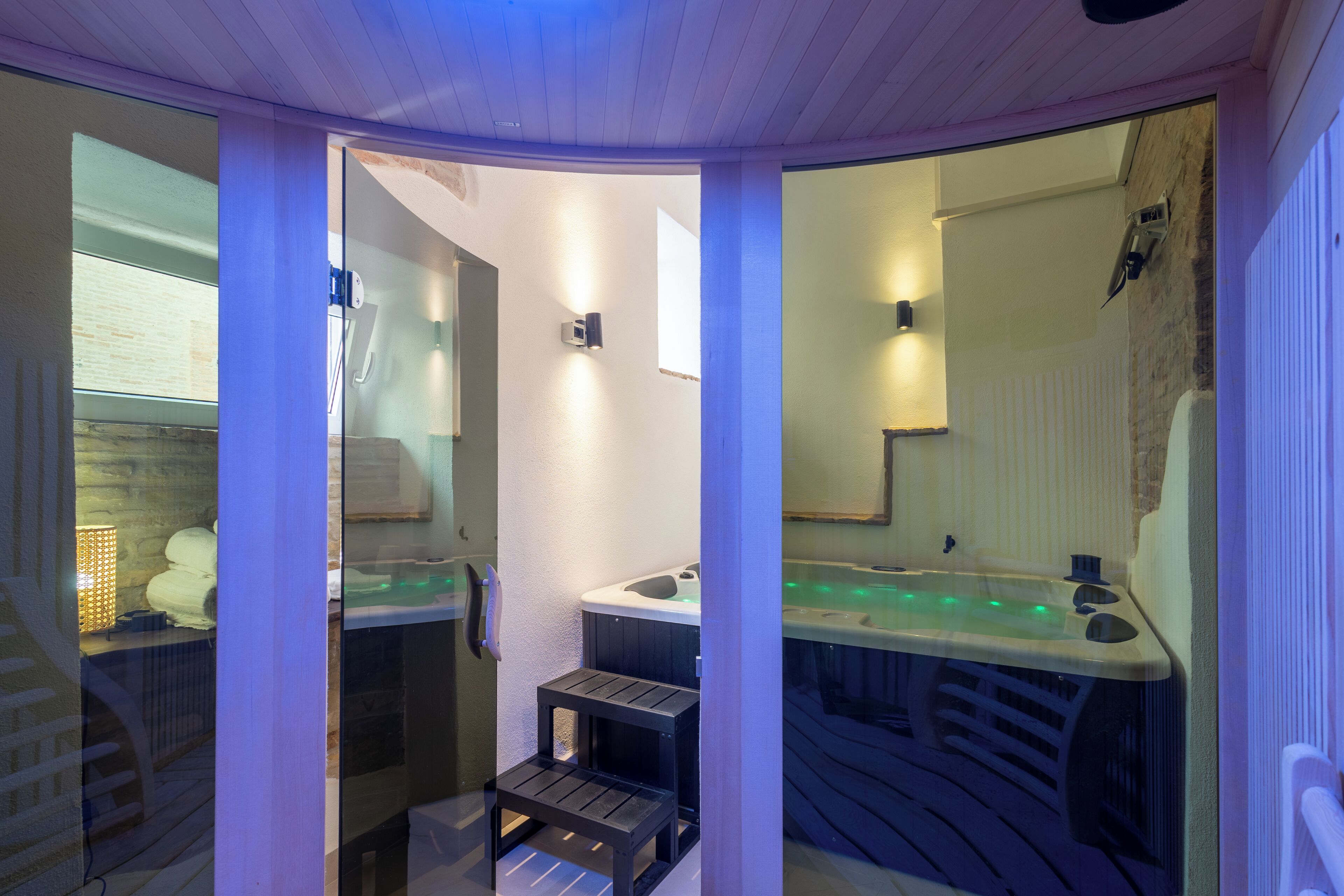 Sauna, bain à remous, massages