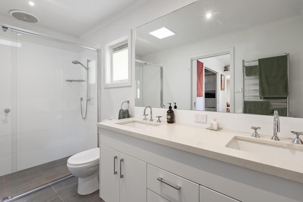 Bathroom - Cooinda, Red Hill South - Serene Red Hill South Retreat surrounded by gardens. (Red Hill South)